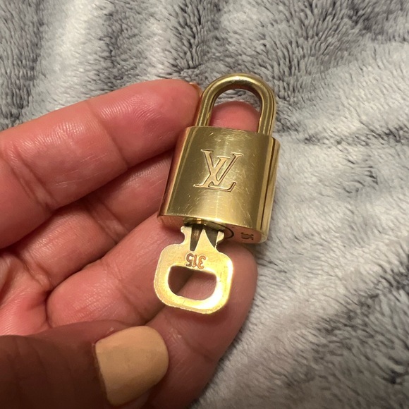 LV lock & key- Shiny - Picture 3 of 6